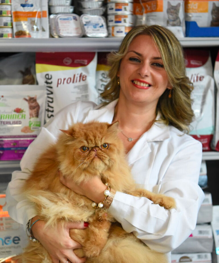 Dott.ssa Annamaria Rienzi, consulente nutrizionale per cani e gatti di Amici Animali, con un gatto persiano